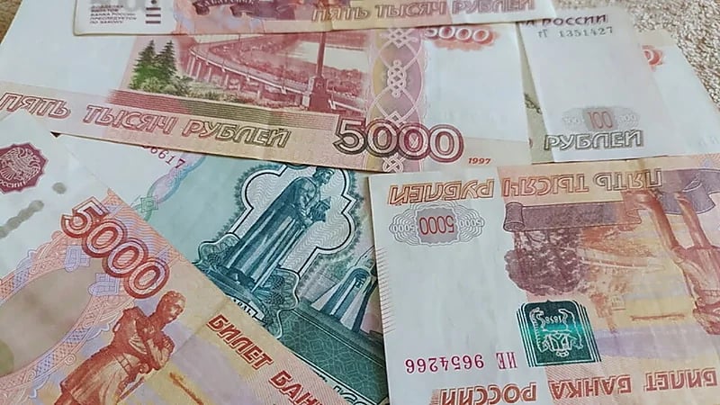 الروبل الروسي يواصل الصعود أمام الدولار واليورو