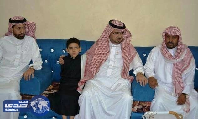 محافظ محايل ينقل تعازي القيادة لذوي الشهيد آل فيه