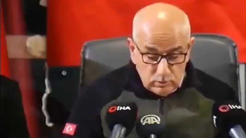 بالفيديو.. هزة أرضية قوية خلال مؤتمر لوزير تركي على الهواء مباشرة