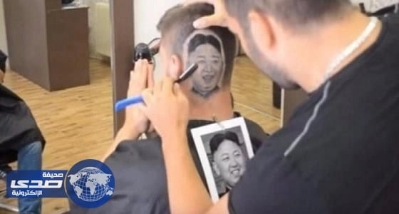 حلاق ينحت صور المشاهير على رؤوس زبائنه