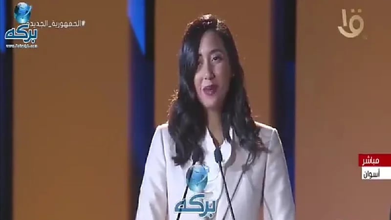 طالبة مصرية ل" السيسي" : أنا آسفة الوقفة أمام حضرتك لها رهبة رهيبة (فيديو)