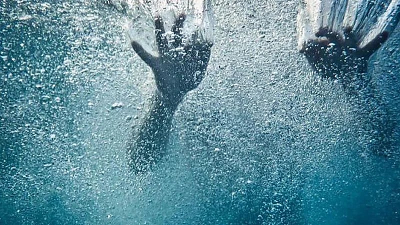 العثور على جثة امرأة مقيدة بسلسلة وأثقال خرسانية في البحر