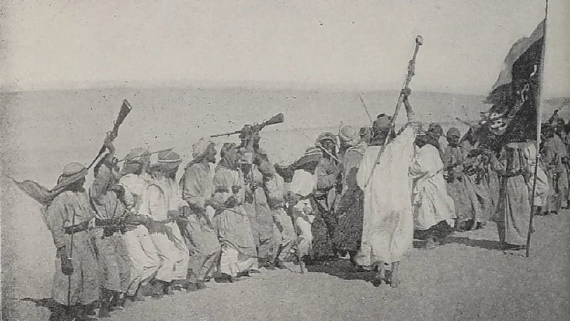 صورة نادرة لمجموعة رجال يأدون "العرضة" عام 1919 بالشرقية