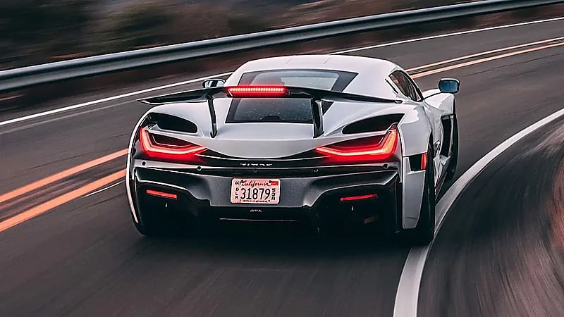 بالصور.. ريماك نيفيرا الكهربائية تتحدى لامبورجيني افينتادور SVJ