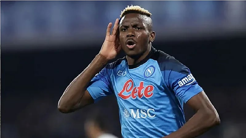 نابولي يجدد عقد فيكتور أوسيمين