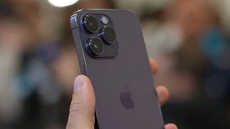 خلل في جهاز آيفون يجمد الهاتف بشكل غامض