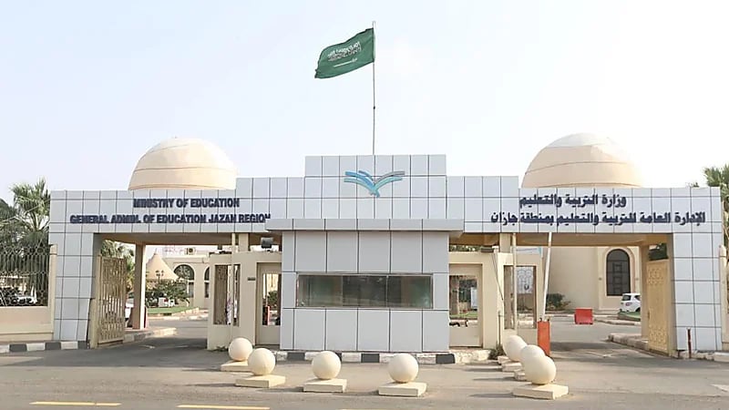 إنهاء تكليف قيادييْن وتعيين مدير جديد للمدرسة التي صعق فيها طالب بجازان