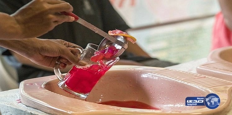 بالصور.. مقهى إندونيسي يقدم الطعام في “المراحيض”