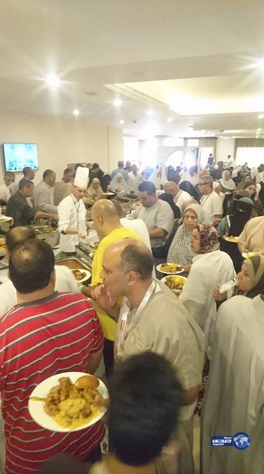 بالفيديو.. أمراء يودعون جثمان الأمير عبدالرحمن بن عبدالعزيز قبل نقله لمكة