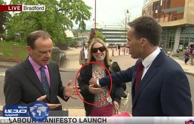 موقف مُحرج.. مراسل BBC يُلامس ثدي امرأة على الهواء مباشرة