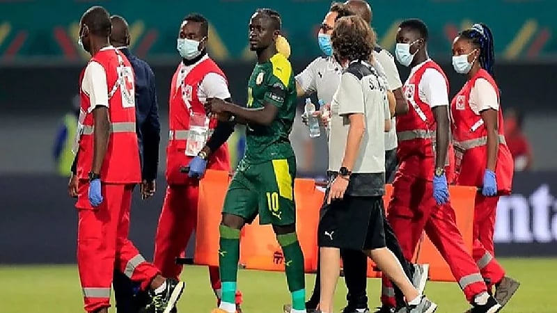 شاهد.. رفع البطاقة الحمراء لحارس الرأس الأخضر وهو على نقالة المسعفين