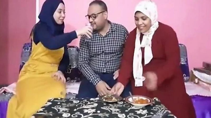 شاب يجمع بين زوجتين في منزل واحد ويوضح سر الحياة الهادئة بينهم