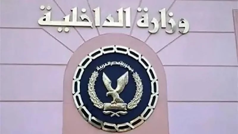 مشهد مخل لضابطي شرطة في مصر والداخلية ترد