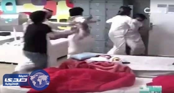 بالفيديو.. مشاجرة على قناة بداية بين شقيقين توأم على الهواء