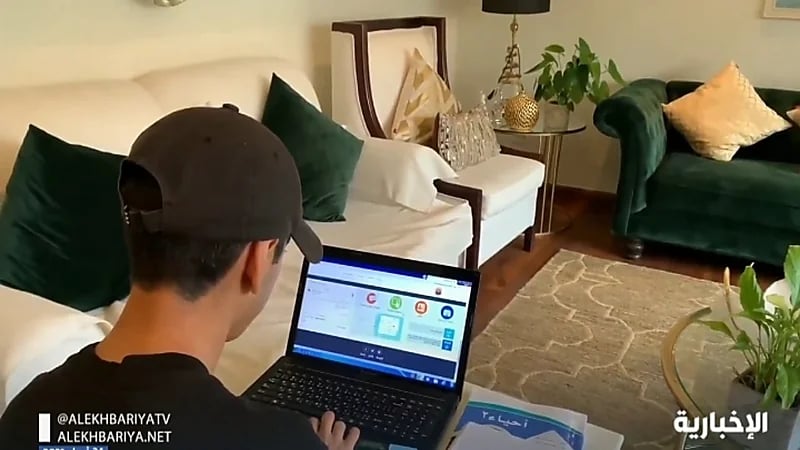 بالفيديو.. معلم يقدم 50 هاتفا ذكيا لطلابه ليسهل عليهم حضور المنصة بالقريات