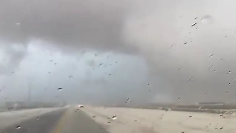 مقطع فيديو لتساقط الأمطار الغزيرة على الجبيل