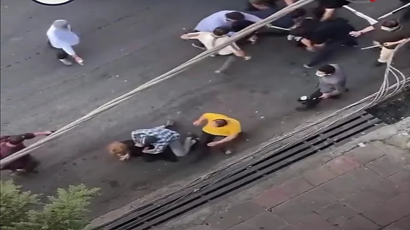 شاهد.. عناصر الملالي يضربون ويسحلون متظاهرة في وسط الشارع