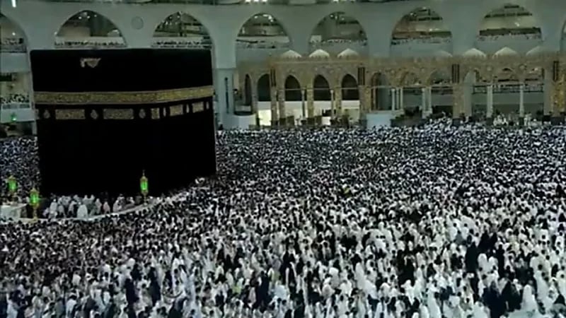 بالفيديو.. امتلاء صحن الطواف بالمعتمرين وسط سكينة وطمأنينة
