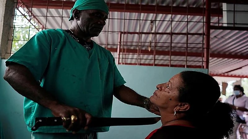 بالفيديو والصور.. معالج روحي يجري مئات العمليات الجراحية بالساطور !