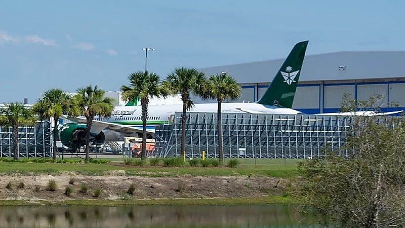 الخطوط السعودية تواصل صبغ أحدث طائراتها