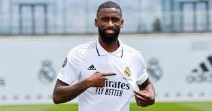 مدافع ريال مدريد يظهر إلى جانب المدير الرياضي لنادي النصر