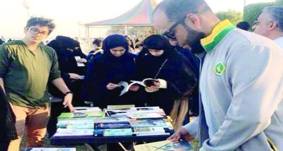 يستهدف نشر ثقافة القراءة.. " بسطة حسن " تجعل من الأماكن العامة معرضا للكتب