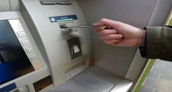 في مخالفة للتعليمات.. بنك شهير يخصم مبالغ مالية من مستحقي حساب المواطن