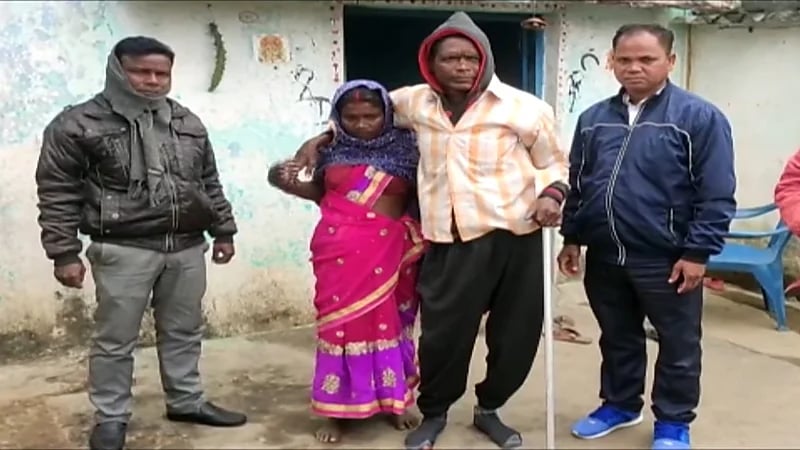 شاهد.. عودة الحركة إلى مصاب بالشلل بعد تلقيه لقاح كورونا