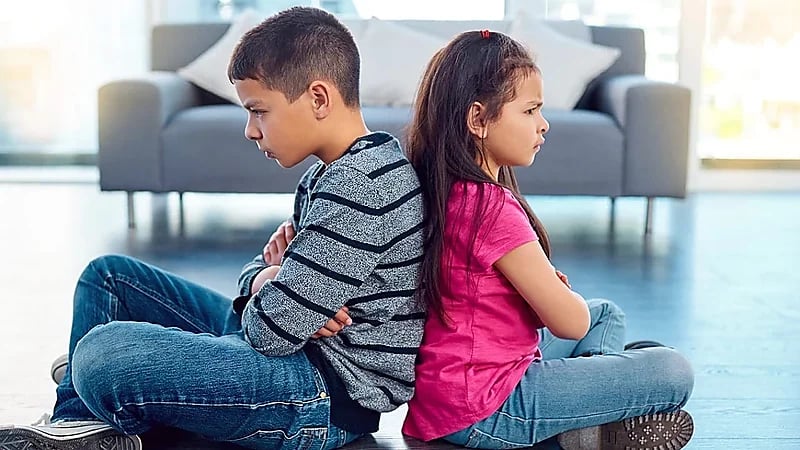 5 خطوات بسيطة لإنهاء شجارات الأشقاء وبناء علاقة أقوى بينهم