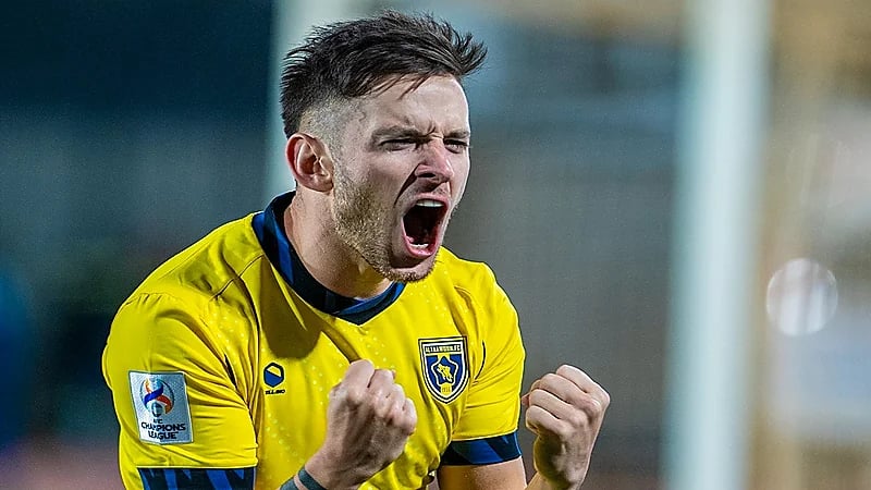 التعاون يدرس التجديد لثلاثي الفريق