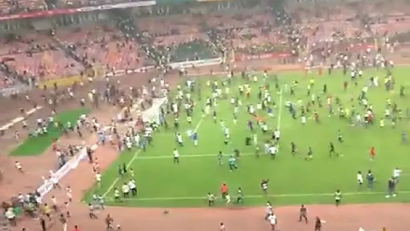 شاهد.. جماهير نيجيريا تقتحم ملعب المباراة 