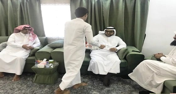 بالصور.. قائد مدرسة متوسطة يزور الطلاب في منازلهم برجال ألمع