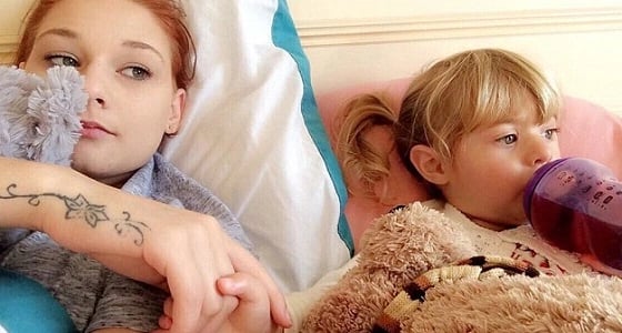 بالصور.. أم تبيع طفلتها عبر الإنترنت