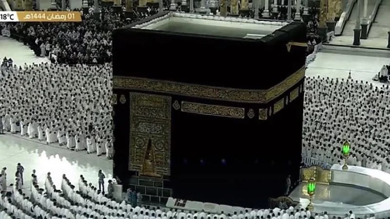 لقطات روحانية لجموع المصلين أثناء تأديتهم صلاة الفجر في الحرم المكي