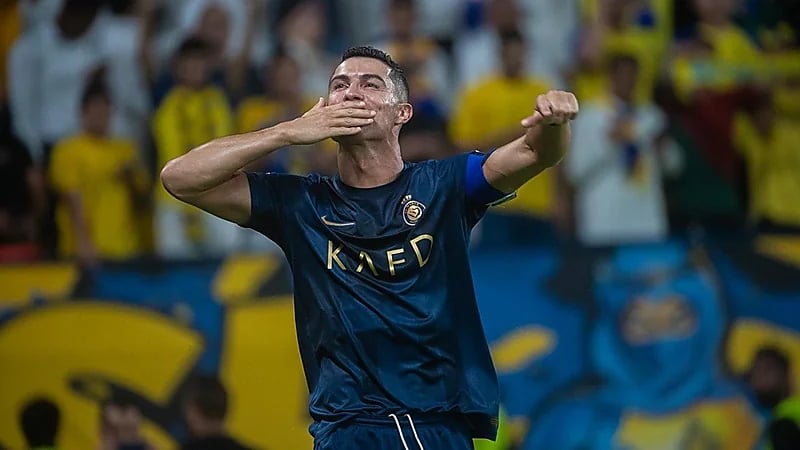 رونالدو يؤدي العرضة في مباراة الشباب والنصر.. فيديو