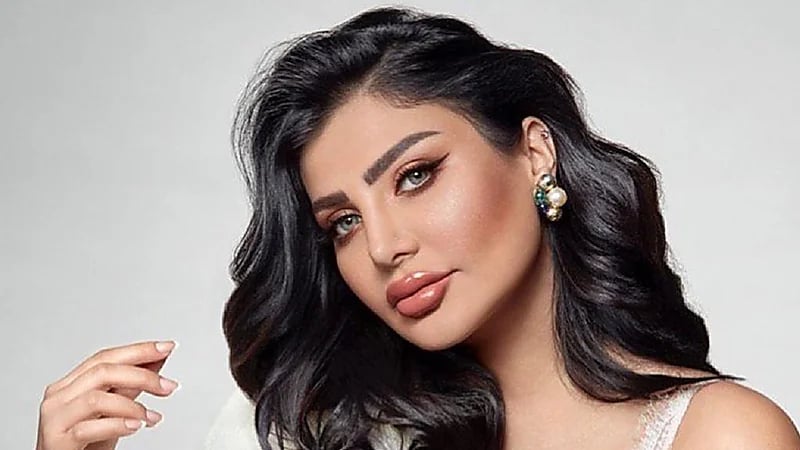 شاهد.. معجب يهدد أمل العوضي بالانتحار في معرض العطور بالرياض