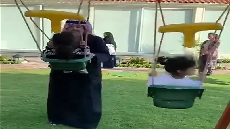 شاهد .. عفوية الأمير عبد العزيز أثناء اللهو مع بناته
