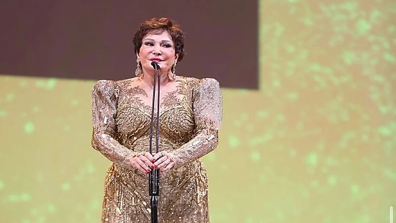 بالفيديو.. سقوط لبلبة أثناء كلمتها في مهرجان الجونة