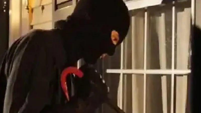 سيدة تقتل لصاً حاول سرقة منزلها