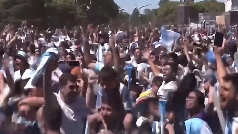 شاهد ..  لحظة فرحة جماهير الأرجنتين بفوز منتخبهم بلقب ⁧المونديال