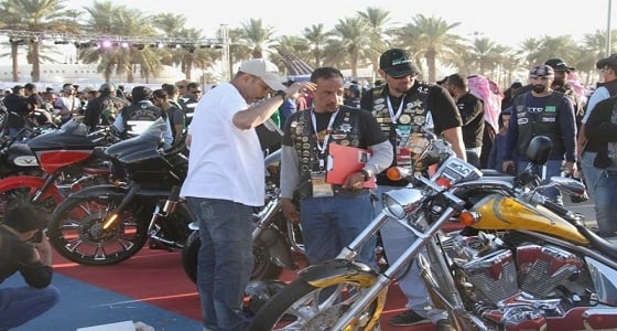 بالصور.. نواف عريف " أول حكم سعودي " للدراجات النارية