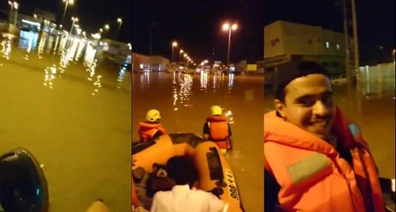 بالفيديو.. التجول بالقوارب بدل المركبات شوارع في سكاكا