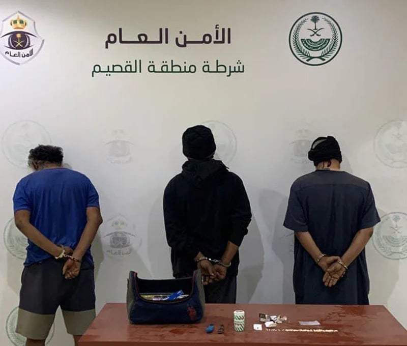 القبض على 3 أشخاص بحوزتهم مواد مخدرة.مخبأة داخل مركبة في القصيم
