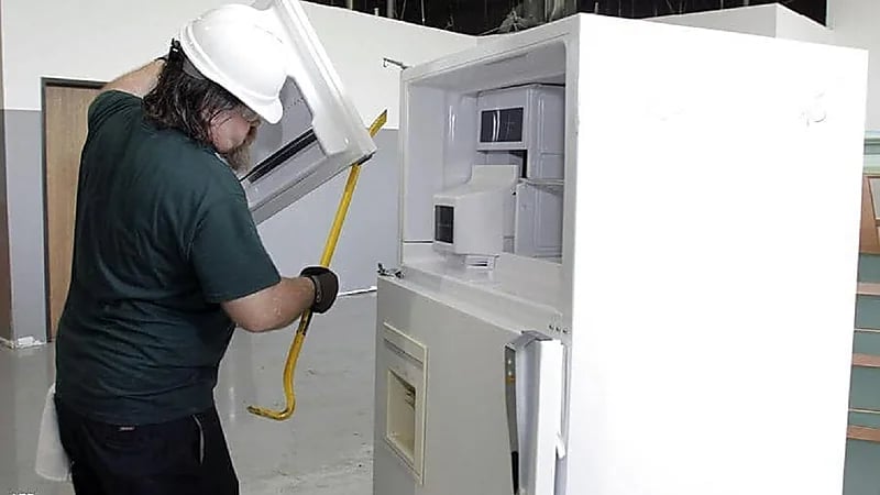 امرأة تُخفي جثة والدتها في الثلاجة لمدة 10 سنوات