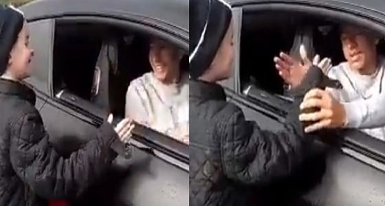 بالفيديو.. لينغارد يصافح طفل بطريقته الخاصة