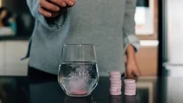 دراسة تحذر: الإفراط في تناول فيتامين "C" يرفع خطر الإصابة بحصوات الكلى