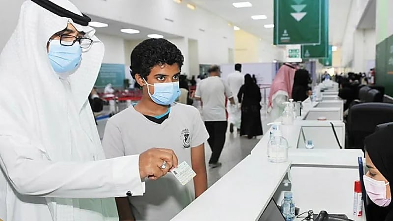 "التعليم" تحث منسوبيها وطلاب المتوسطة والثانوية للحصول على جرعتين من لقاح كورونا 