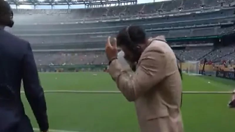 مياه تخترق البث المباشر للاستديو التحليلي لمباراة الأهلي وبالميراس .. فيديو