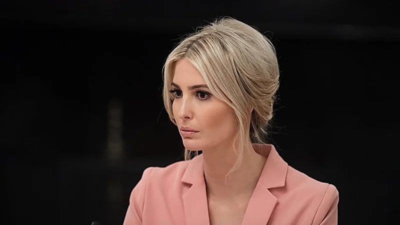 إيفانكا ترامب تثير الجدل بسبب ما فعله حارسها الشخصي.. فيديو