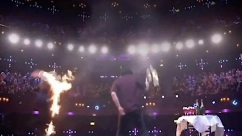 شاهد.. اشتعال النيران في رجل أثناء تقديمه لعرض في برنامج شهير